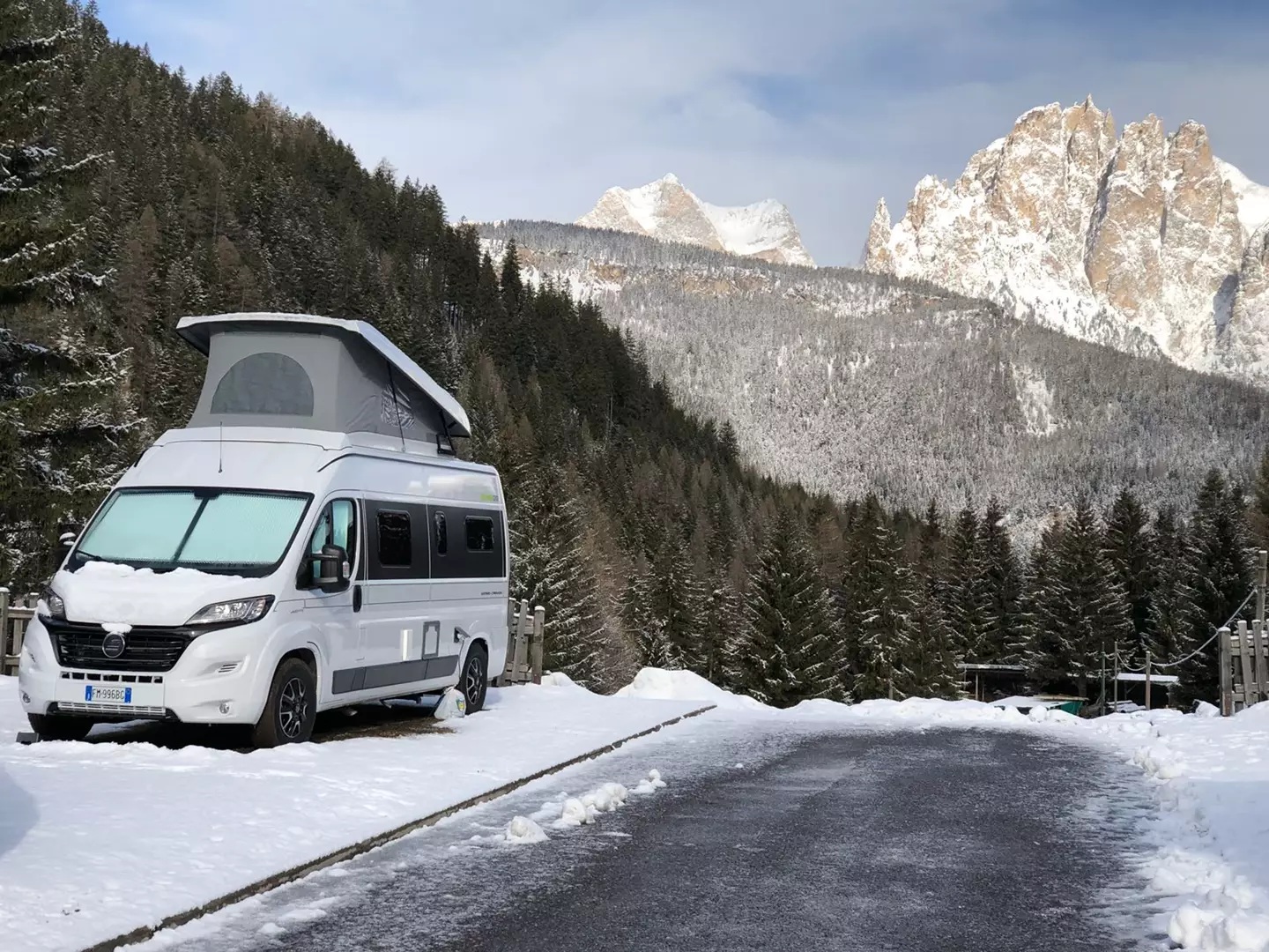 Furgonato in montagna con la neve